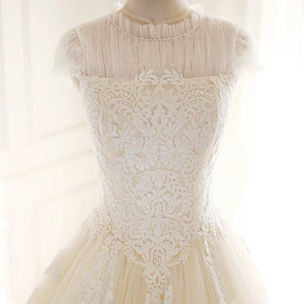 Vintage Champagner Durchsichtige Brautkleider / Hochzeitskleider 2018 A Linie Perlenstickerei Rundhalsausschnitt Ärmel Rückenfreies Applikationen Spitze Sweep / Pinsel Zug Rüschen