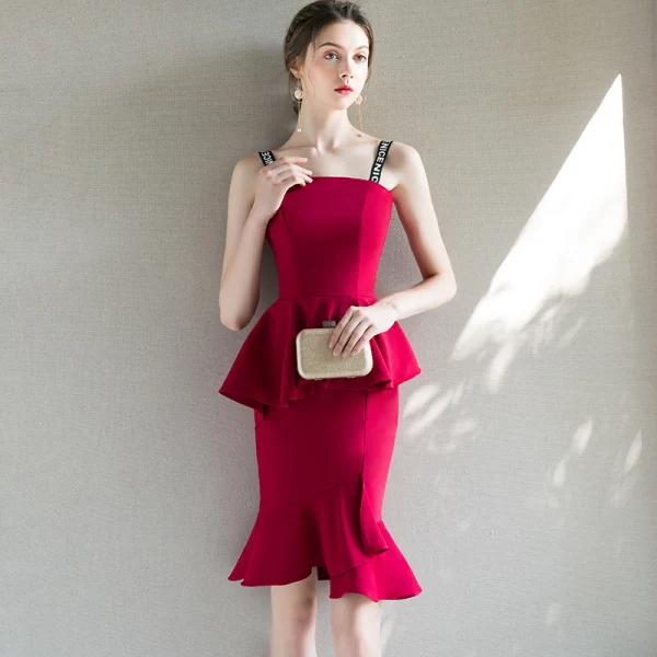 Modern / Fashion Burgundy Homecoming Graduation Dresses 2018 Shoulders Sleeveless Knee-Length Ruffle Backless Formal Dresses
