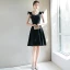 Chic / Belle Noire de retour Robe De Graduation 2018 Princesse Unique épaules Courte Volants Dos Nu Robe De Ceremonie