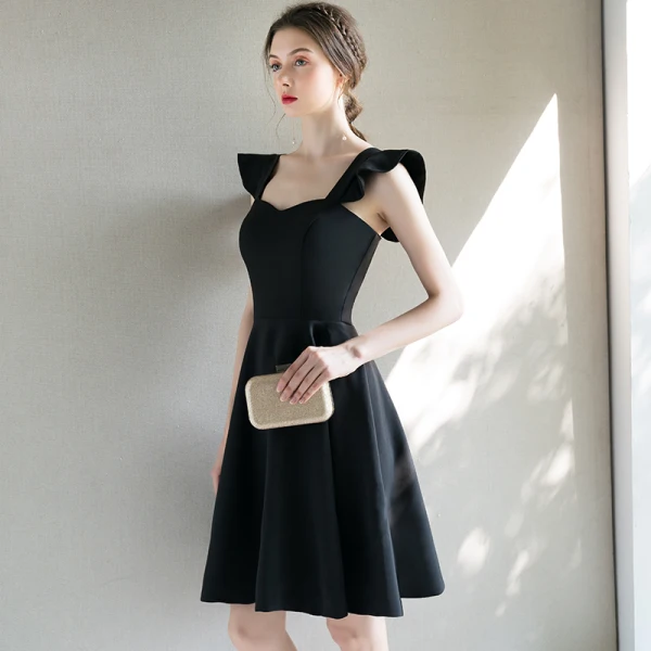 Chic / Belle Noire de retour Robe De Graduation 2018 Princesse Unique épaules Courte Volants Dos Nu Robe De Ceremonie