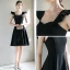 Chic / Belle Noire de retour Robe De Graduation 2018 Princesse Unique épaules Courte Volants Dos Nu Robe De Ceremonie