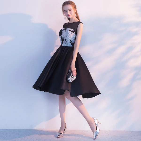 Modest / Simple Black White Homecoming Graduation Dresses 2017 A-Line / Princess Scoop Neck Sleeveless Appliques Lace Knee-Length Backless Formal