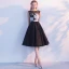 Modest / Simple Black White Homecoming Graduation Dresses 2017 A-Line / Princess Scoop Neck Sleeveless Appliques Lace Knee-Length Backless Formal Dresses