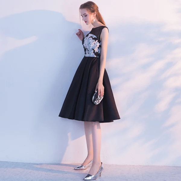 Modest / Simple Black White Homecoming Graduation Dresses 2017 A-Line / Princess Scoop Neck Sleeveless Appliques Lace Knee-Length Backless Formal