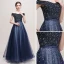 Luxus / Herrlich Marineblau Ballkleider 2018 A Linie Off Shoulder Kurze Ärmel Perlenstickerei Pailletten Stoffgürtel Lange Rüschen Rückenfreies Festliche Kleider