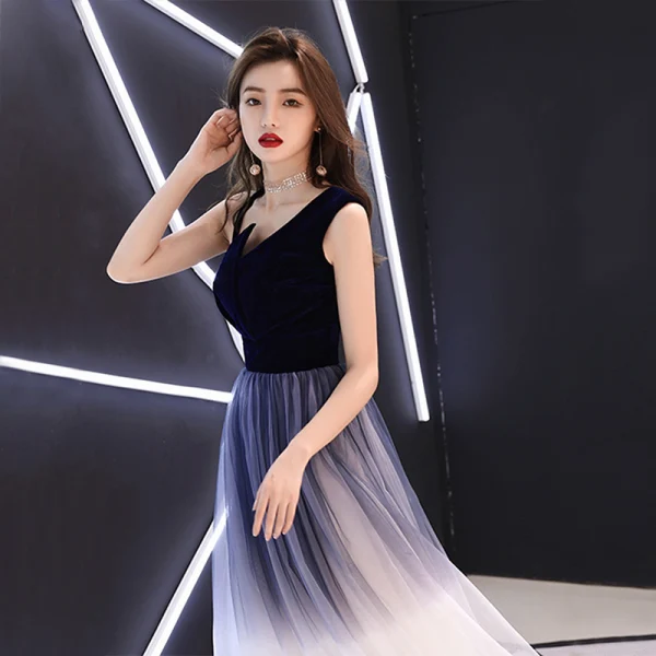 Abordable Bleu Marine Robe De Bal 2018 Princesse Unique épaules Sans Manches Longue Volants Dos Nu Robe De Ceremonie