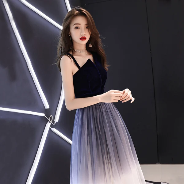 Abordable Bleu Marine Robe De Bal 2018 Princesse Unique épaules Sans Manches Longue Volants Dos Nu Robe De Ceremonie