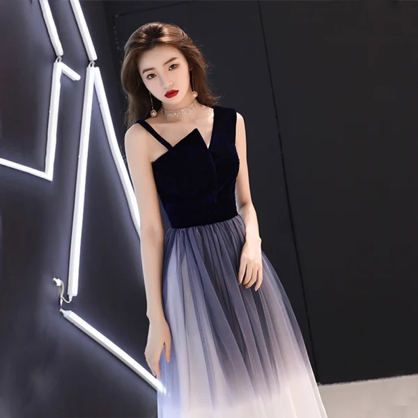 Abordable Bleu Marine Robe De Bal 2018 Princesse Unique épaules Sans Manches Longue Volants Dos Nu Robe De Ceremonie