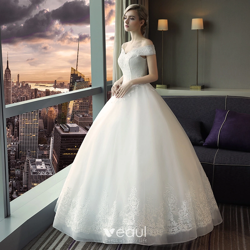 Affordable Modest / Simple Church Wedding Dresses 2017 Lace Appliques  Backless V-Neck Off-The-Shoulder Short Sleeve Floor-Length / Long White Ball  Gown