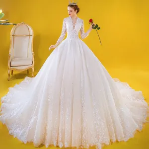 Lyx Elfenben Bröllopsklänningar 2020 Balklänning Genomskinliga Djup V Hals 3 4 Ärm Appliqués Spets Beading Cathedral Train Ruffle