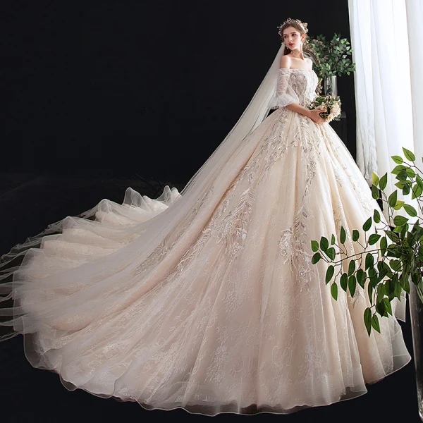 Eleganta Champagne Bröllopsklänningar 2020 Balklänning Av Axeln Pösigt Korta ärm Halterneck Appliqués Spets Beading Cathedral Train Ruffle
