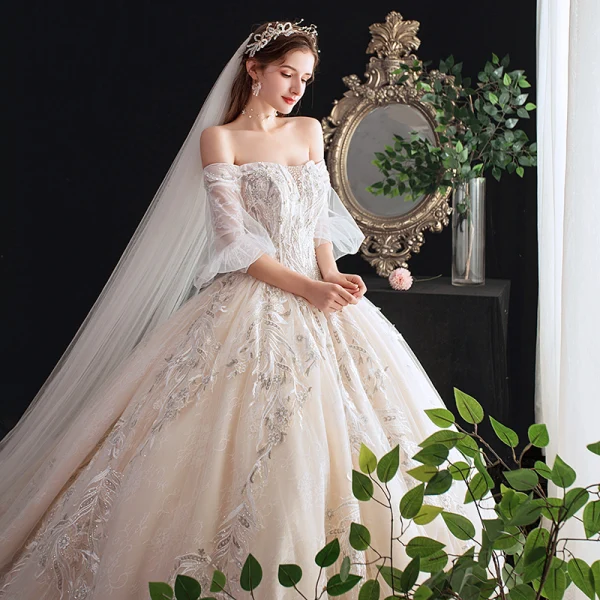 Eleganta Champagne Bröllopsklänningar 2020 Balklänning Av Axeln Pösigt Korta ärm Halterneck Appliqués Spets Beading Cathedral Train Ruffle