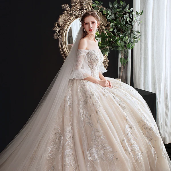 Eleganta Champagne Bröllopsklänningar 2020 Balklänning Av Axeln Pösigt Korta ärm Halterneck Appliqués Spets Beading Cathedral Train Ruffle