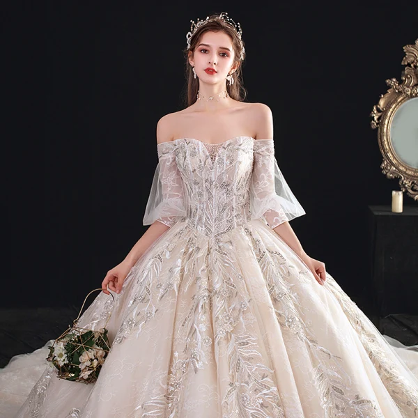 Eleganta Champagne Bröllopsklänningar 2020 Balklänning Av Axeln Pösigt Korta ärm Halterneck Appliqués Spets Beading Cathedral Train Ruffle