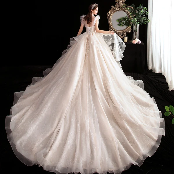 Chic / Belle Transparentes Champagne Robe De Mariée 2020 Robe Boule Col Haut Sans Manches Dos Nu Appliques En Dentelle Perlage Cathedral Train Volants