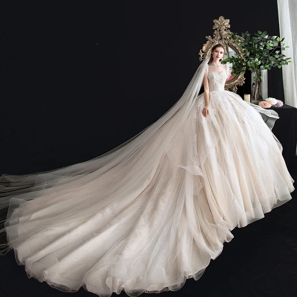 Chic / Belle Transparentes Champagne Robe De Mariée 2020 Robe Boule Col Haut Sans Manches Dos Nu Appliques En Dentelle Perlage Cathedral Train Volants