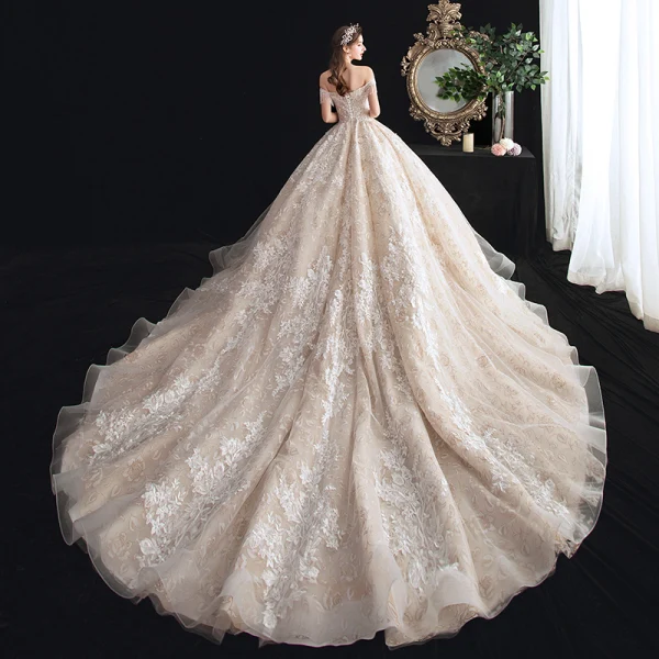 Schöne Champagner Durchsichtige Brautkleider / Hochzeitskleider 2020 Ballkleid Off Shoulder Kurze Ärmel Rückenfreies Perlenstickerei Quaste Applikationen Spitze Kathedrale Schleppe Rüschen