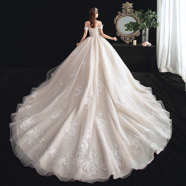 Chic / Belle Champagne Robe De Mariée 2020 Robe Boule De l'épaule Manches Courtes Dos Nu Appliques En Dentelle Perlage Cathedral Train Volants