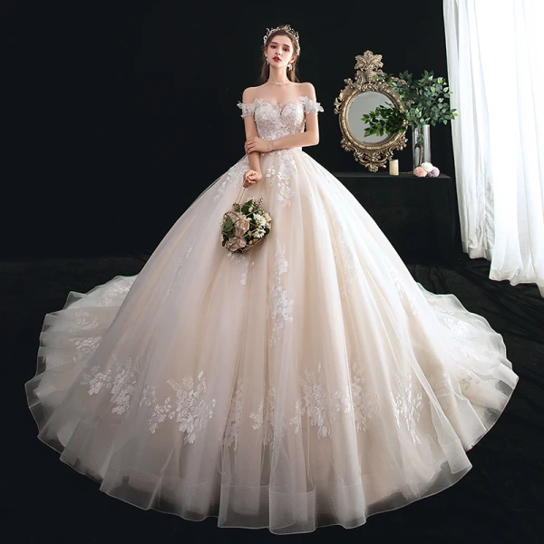 Chic / Belle Champagne Robe De Mariée 2020 Robe Boule De l'épaule Manches Courtes Dos Nu Appliques En Dentelle Perlage Cathedral Train Volants