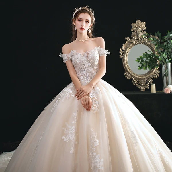 Chic / Belle Champagne Robe De Mariée 2020 Robe Boule De l'épaule Manches Courtes Dos Nu Appliques En Dentelle Perlage Cathedral Train Volants