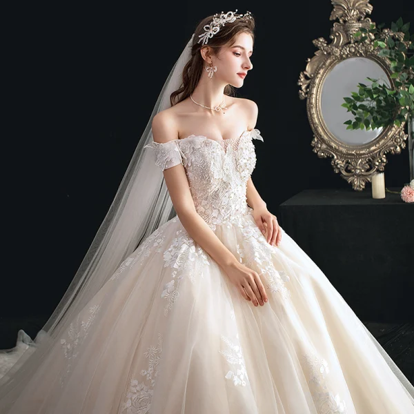 Chic / Belle Champagne Robe De Mariée 2020 Robe Boule De l'épaule Manches Courtes Dos Nu Appliques En Dentelle Perlage Cathedral Train Volants