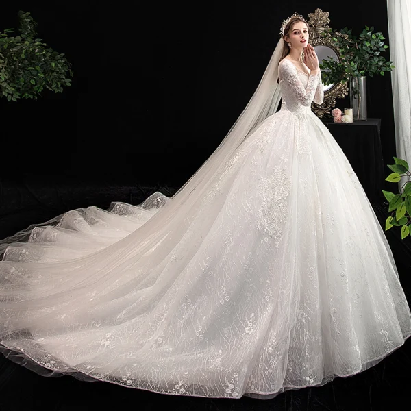 Chic / Belle Ivoire Robe De Mariée 2020 Robe Boule V-Cou Percé Manches Longues Dos Nu Appliques En Dentelle Cathedral Train Volants