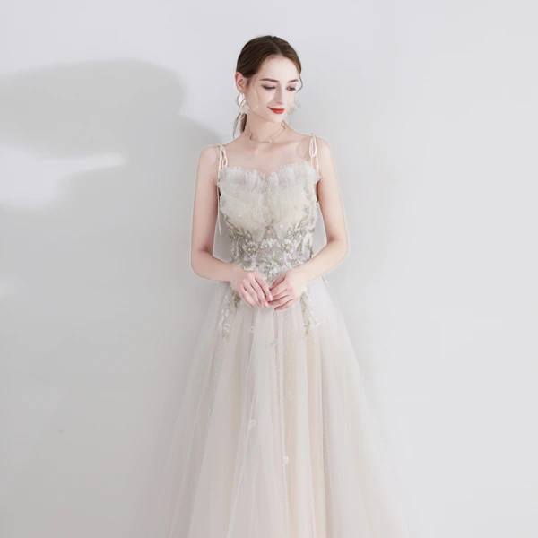 Charmant Champagne Robe De Soirée 2020 Princesse Bretelles Spaghetti Sans Manches Tachetée Tulle Appliques En Dentelle Perlage Longue Volants Dos Nu Robe De Ceremonie