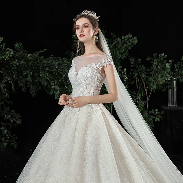 Meilleur Champagne Dentelle Robe De Mariée 2020 Robe Boule Transparentes Encolure Carrée Manches Courtes Appliques En Dentelle Perlage Chapel Train Volants