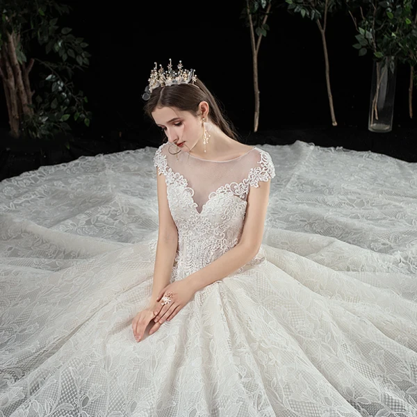 Meilleur Champagne Dentelle Robe De Mariée 2020 Robe Boule Transparentes Encolure Carrée Manches Courtes Appliques En Dentelle Perlage Chapel Train Volants