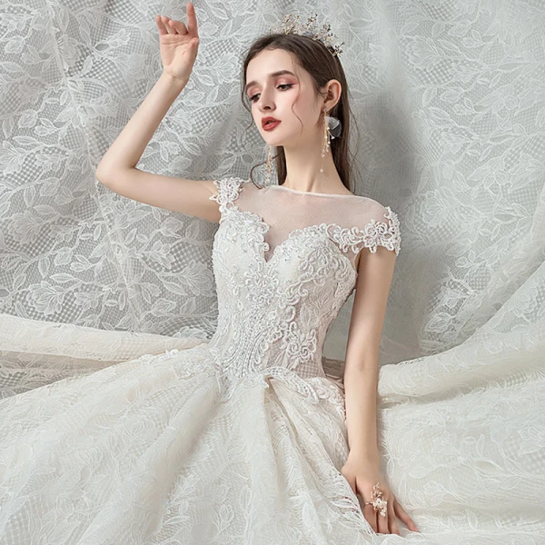 Meilleur Champagne Dentelle Robe De Mariée 2020 Robe Boule Transparentes Encolure Carrée Manches Courtes Appliques En Dentelle Perlage Chapel Train Volants