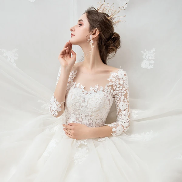 High-end Champagne Genomskinliga Bröllopsklänningar 2020 Balklänning Fyrkantig Ringning 3/4 ärm Halterneck Pierced Appliqués Spets Chapel Train Ruffle