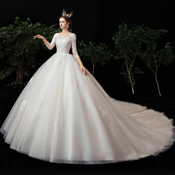High-end Champagne Genomskinliga Bröllopsklänningar 2020 Balklänning Fyrkantig Ringning 3/4 ärm Halterneck Pierced Appliqués Spets Chapel Train Ruffle