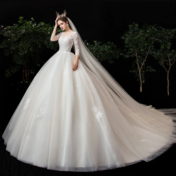 High-end Champagne Genomskinliga Bröllopsklänningar 2020 Balklänning Fyrkantig Ringning 3/4 ärm Halterneck Pierced Appliqués Spets Chapel Train Ruffle