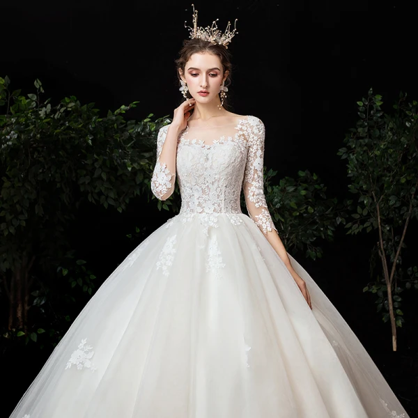 High-end Champagne Genomskinliga Bröllopsklänningar 2020 Balklänning Fyrkantig Ringning 3/4 ärm Halterneck Pierced Appliqués Spets Chapel Train Ruffle
