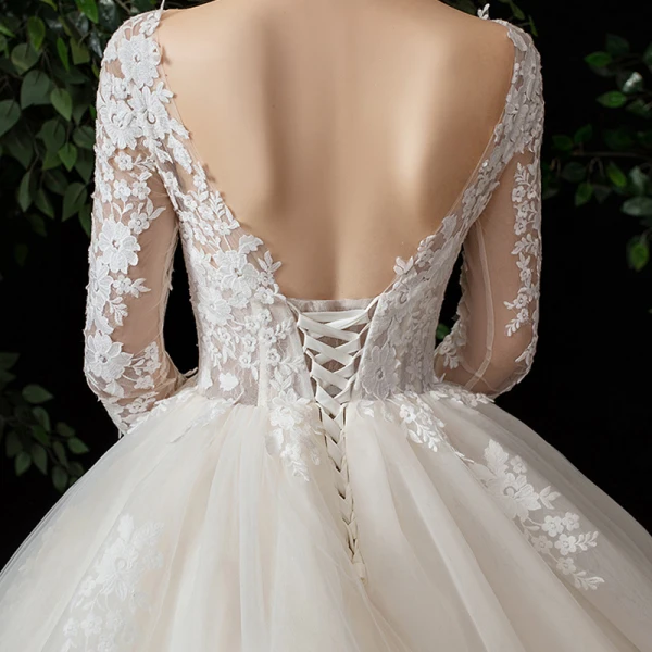 High-end Champagne Genomskinliga Bröllopsklänningar 2020 Balklänning Fyrkantig Ringning 3/4 ärm Halterneck Pierced Appliqués Spets Chapel Train Ruffle