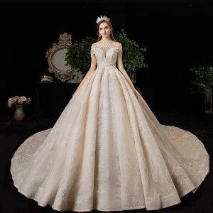 Luxe Champagne Doorzichtige Trouwjurken 2020 Baljurk Ronde Hals Korte Mouwen Ruglooze Glans Appliques Kant Kralen Kwast Chapel Train Ruche
