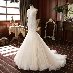 Haut De Gamme Champagne Jardin Extérieur Robe De Mariée 2020 Trompette Sirène Bretelles Spaghetti Sans Manches Dos Nu Appliques En Dentelle Train De Balayage Volants