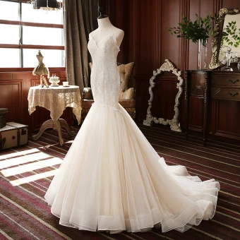 Haut De Gamme Champagne Jardin Extérieur Robe De Mariée 2020 Trompette Sirène Bretelles Spaghetti Sans Manches Dos Nu Appliques En Dentelle Train De Balayage Volants