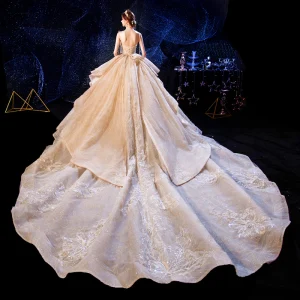 Luxe Champagne Robe De Mariée 2020 Robe Boule Bretelles Spaghetti Sans Manches Dos Nu Perlage Appliques En Dentelle Glitter Tulle Cathedral Train Volants