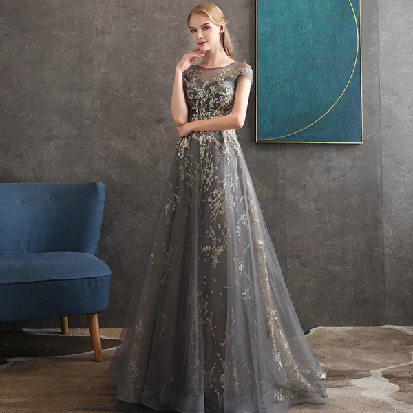 Elegante Grau Abendkleider 2020 A Linie Durchsichtige Rundhalsausschnitt Kurze Ärmel Perlenstickerei Glanz Tülle Sweep / Pinsel Zug Rüschen Rückenfreies Festliche Kleider