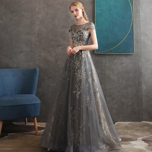 Elegante Grau Abendkleider 2020 A Linie Durchsichtige Rundhalsausschnitt Kurze Ärmel Perlenstickerei Glanz Tülle Sweep / Pinsel Zug Rüschen Rückenfreies Festliche Kleider