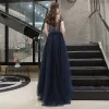 Luxus / Herrlich Illusion Marineblau Durchsichtige Abendkleider 2020 A Linie Rundhalsausschnitt Kurze Ärmel Handgefertigt Perlenstickerei Sweep / Pinsel Zug Rüschen Festliche Kleider