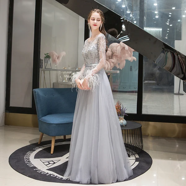 Haut de Gamme Gris Transparentes Robe De Soirée 2020 Princesse Encolure Dégagée Manches Longues Plumes Perlage Longue Volants Robe De Ceremonie