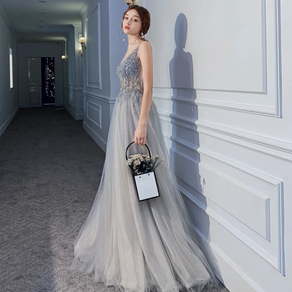 Illusion Sexy Grau Durchsichtige Abendkleider 2020 A Linie Tiefer V-Ausschnitt Ärmellos Perlenstickerei Gespaltete Front Sweep / Pinsel Zug Rüschen Rückenfreies Festliche Kleider
