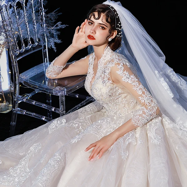 Illusion Champagne Transparentes Robe De Mariée 2020 Robe Boule V-Cou 3/4 Manches Dos Nu Appliques En Dentelle Perlage Cathedral Train Volants