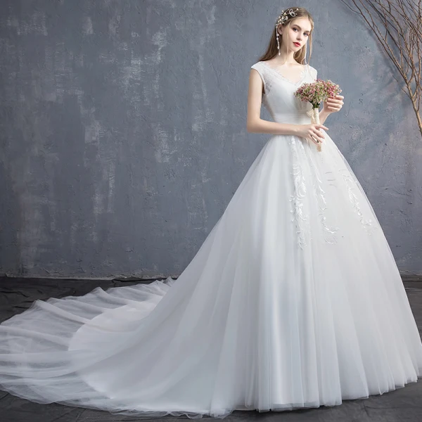 Prisvärd Elfenben Bröllopsklänningar 2019 Imperium V-Hals Ärmlös Halterneck Appliqués Spets Chapel Train Ruffle