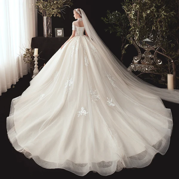 Vintage / Originale Champagne Transparentes Robe De Mariée 2020 Robe Boule Col Haut Manches Courtes Dos Nu Glitter Tulle Appliques En Dentelle Perlage Chapel Train Volants