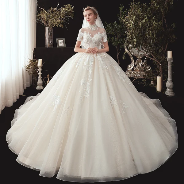 Vintage / Originale Champagne Transparentes Robe De Mariée 2020 Robe Boule Col Haut Manches Courtes Dos Nu Glitter Tulle Appliques En Dentelle Perlage Chapel Train Volants