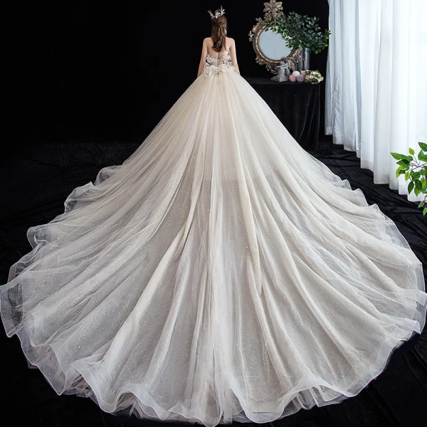 Schöne Champagner Brautkleider / Hochzeitskleider 2020 Ballkleid Neckholder Ärmellos Rückenfreies Perlenstickerei Glanz Tülle Kathedrale Schleppe Rüschen