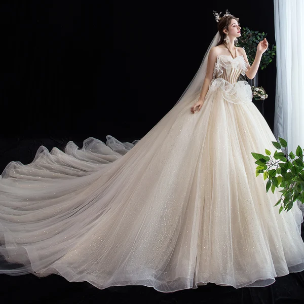 Schöne Champagner Brautkleider / Hochzeitskleider 2020 Ballkleid Neckholder Ärmellos Rückenfreies Perlenstickerei Glanz Tülle Kathedrale Schleppe Rüschen
